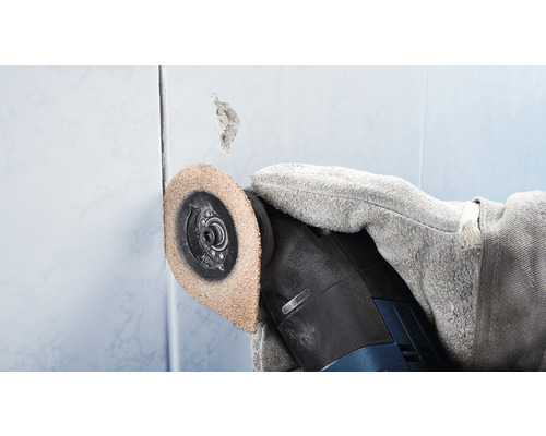 Oszillierendes Werkzeug beim Entfernen von Fliesenkleber