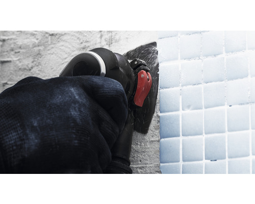 Multifunktionswerkzeug im Einsatz zum Entfernen von Fliesen