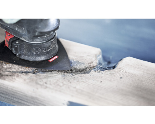 Multifunktionswerkzeug beim Bearbeiten von Holz, Bosch Logo