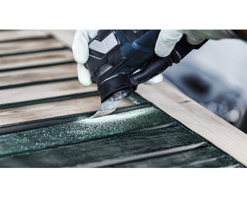 Oszillierendes Elektrowerkzeug im Einsatz auf einer Holzoberfläche