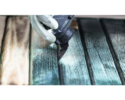 Oszillierendes Werkzeug sägt Holzlatte mit Bosch Logo