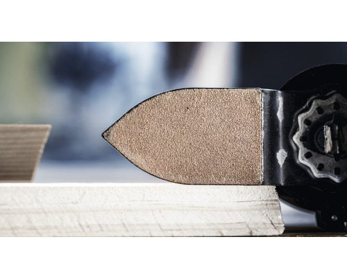 Oszillierendes Schleifblatt im Einsatz auf Holz