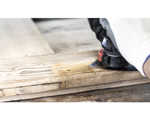 Handwerker schleift Holz mit einem Multischleifer.