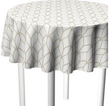 Runde Tischdecke mit Muster auf Tisch