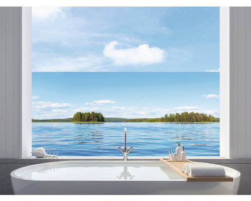 Fensterfolie Venilia Vitrostatic Titisee 67,5x150 cm Helles Badezimmer mit Badewanne vor einem Fenster mit Blick auf einen See.