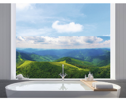 Fensterfolie Venilia Vitrostatic Feldberg 67,5x150 cm Badezimmer mit Badewanne und Ausblick auf eine Berglandschaft