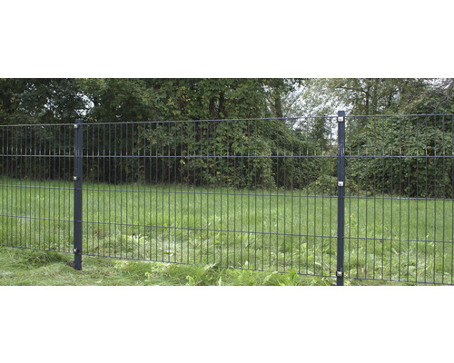 Doppelstabmattenzaun mit Zaunpfosten im Garten