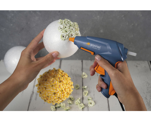 Dekorieren eines Styroporballs mit einer Heißklebepistole von Steinel