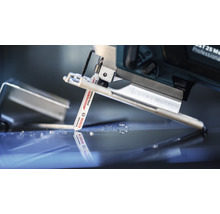 Stichsäge beim Schneiden von Metall mit Bosch Sägeblatt