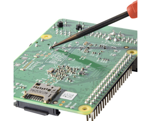 Lötkolben beim Löten einer Platine