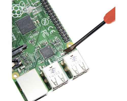 Nahaufnahme einer Platine mit Schraubendreher