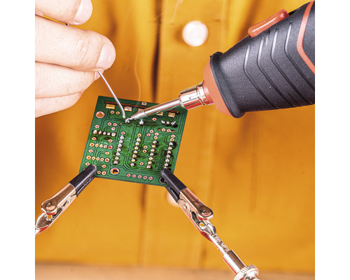 Lötarbeiten an einer Platine mit Lötzinn und Lötkolben