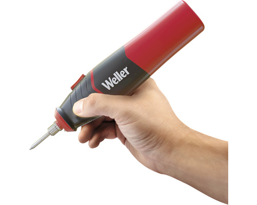 Eine Hand hält einen Weller Lötkolben.