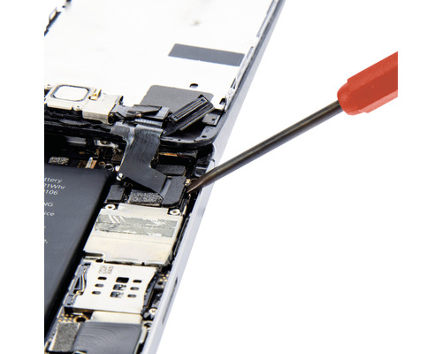 Ein Smartphone wird mit einem Schraubendreher repariert.