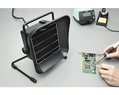 Lötstation mit Absaugvorrichtung im Einsatz beim Löten einer Platine