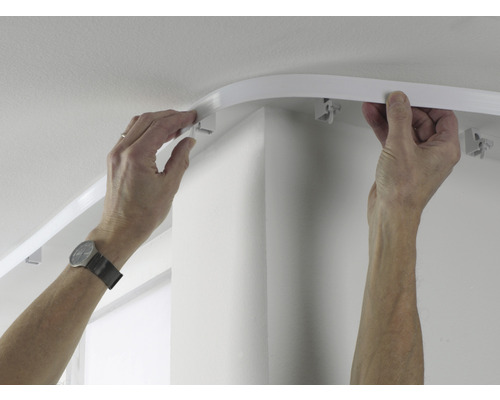 Montage einer flexiblen Gardinenschiene an einer Decke