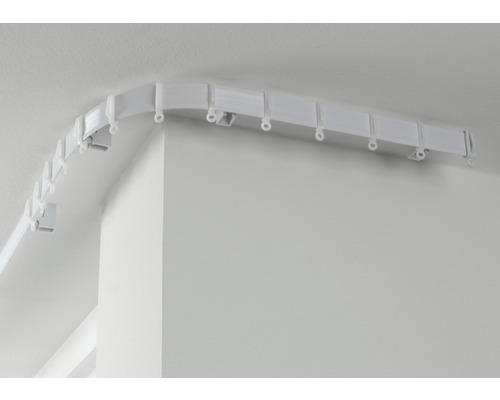Flexible Gardinenschiene an der Decke montiert