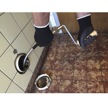 Rohrreinigungsspirale im Einsatz zur Abflussreinigung im Badezimmer