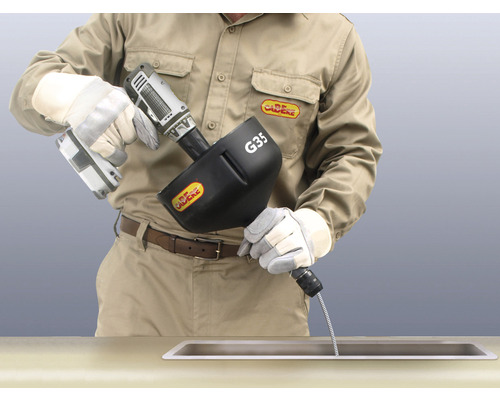 Rohrreinigungsgerät mit Bohrmaschine im Einsatz an einem Waschbecken