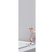 Demonstration der Verwendung einer Rohrreinigungsspirale in einem Waschbecken