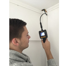 Eine Person verwendet eine Rohrinspektionskamera zur Inspektion einer Decke.