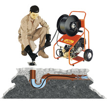 Rohrreinigungsgerät im Einsatz zur Beseitigung von Verstopfungen in Rohren