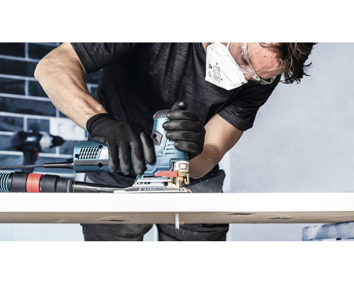 Mann arbeitet mit Stichsäge an Werkstück