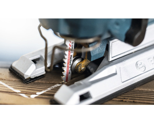 Nahaufnahme einer Stichsäge beim Schneiden von Holz mit einem Expert Hartmetall-Sägeblatt