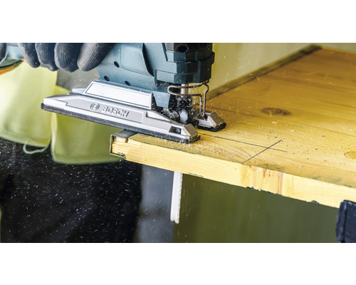 Eine Stichsäge von Bosch schneidet Holz