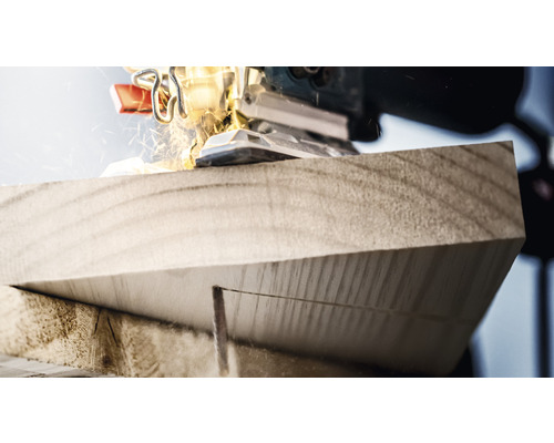 Stichsäge beim Sägen von Holz