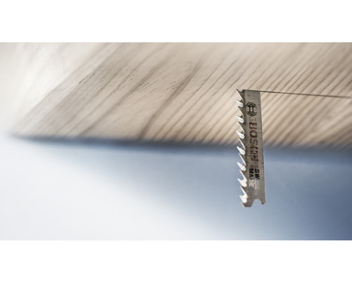 Stichsägeblatt beim Schneiden von Holz