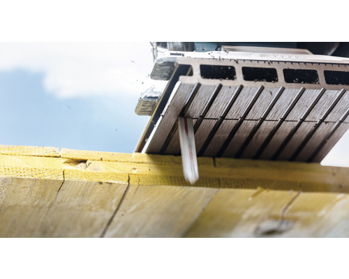 Paneelsäge im Einsatz zum Schneiden von Holz