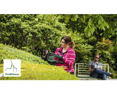Frau schneidet Hecke mit Heckenschere, im Hintergrund Mann auf Bank. ProSilence Logo
