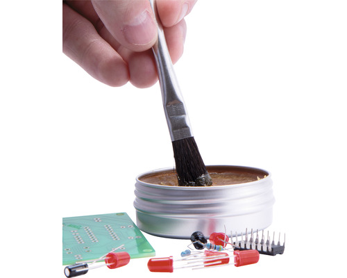 Lötzinnflussmittel mit Pinsel, Platine und elektronischen Bauteilen