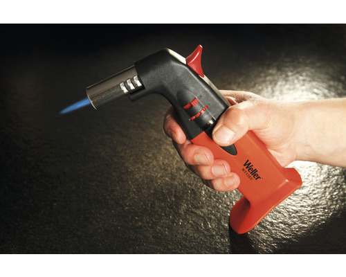 Brennlampe mit Flamme in der Hand