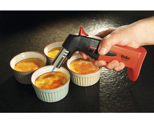 Ein Brenner wird zum Karamellisieren von Crème brûlée verwendet.