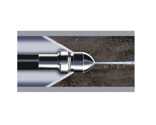 Abflussreinigungsdüse im Rohr mit Wasserstrahl