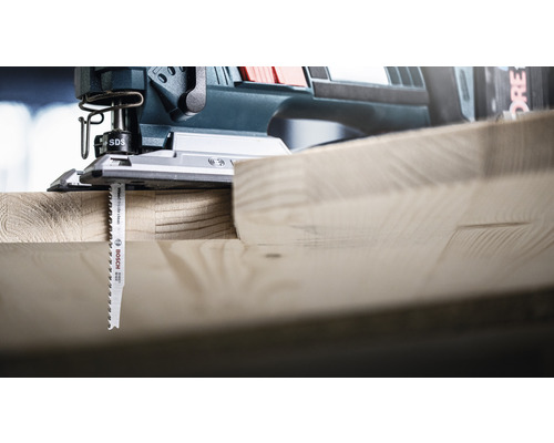 Pendelhubstichsäge beim Sägen eines Holzstücks mit Bosch Sägeblatt