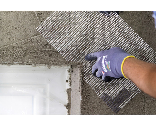 Anbringen von Armierungsgewebe auf einer verputzten Wand