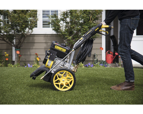 Champion Hochdruckreiniger mit Rädern im Garten.