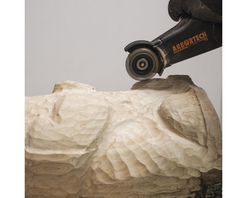 Arbortech Logo. Eine Person bearbeitet ein Stück Holz mit einer Holzfrässcheibe.