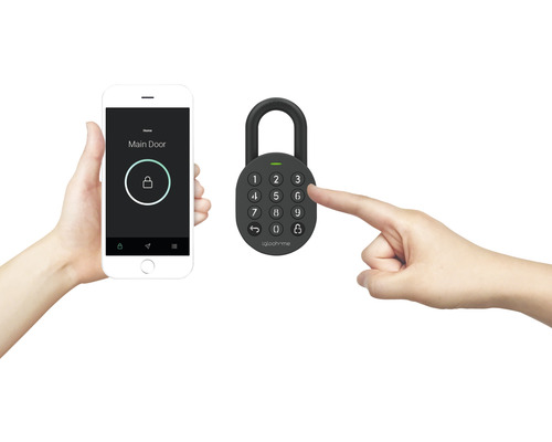 Eine Hand hält ein Smartphone mit einer App, während eine andere Hand ein Zahlenschloss bedient.