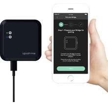 igloohome Bridge neben einem Smartphone mit der igloohome App zur Gerätekopplung
