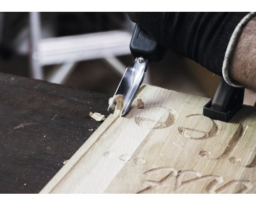 Nahaufnahme von Holzbearbeitung mit Stecheisen auf einem Holzbrett
