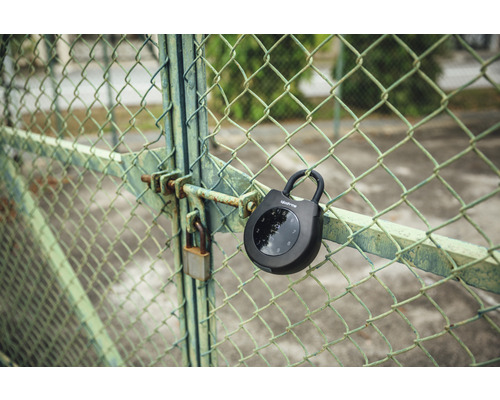 Ein digitales Bügelschloss von igloohome hängt an einem Gitterzaun.