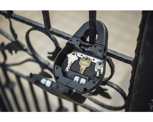 Schlüsselsafe mit mehreren Schlüsseln an einem Metallzaun