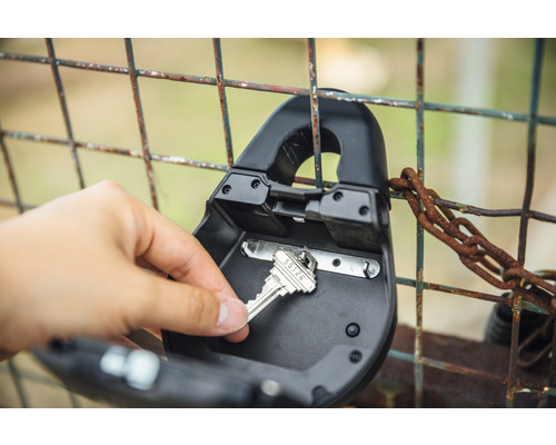 Schlüsselbox mit Schlüssel, montiert an einem Zaun