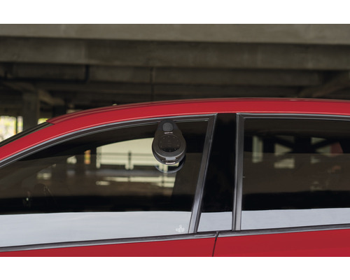 Gerät zur Parkraumüberwachung am Autofenster
