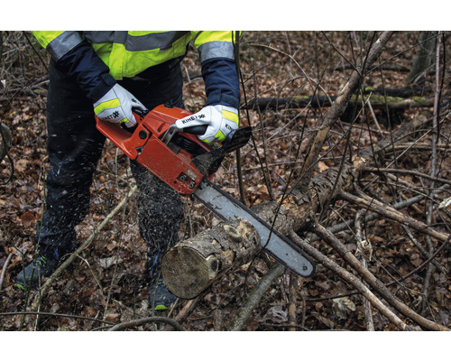 Person sägt Holzstamm mit einer Kettensäge
