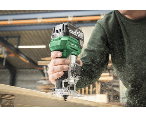 Eine Person benutzt eine Akku Oberfräse von Hikoki für Holzarbeiten.
